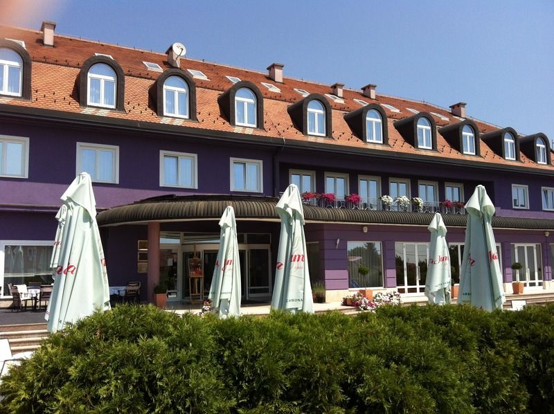 Hotel Phoenix Sesvete Esterno foto